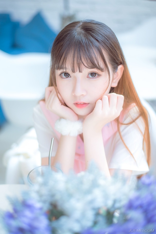 刘璝径直闯入刘璋的后院儿，询问了几个婢女家丁之后，便找到了刘璋的所在，都已经日上三竿，快到午时了，这时候竟然还在卧房，莫非真是身体不适？